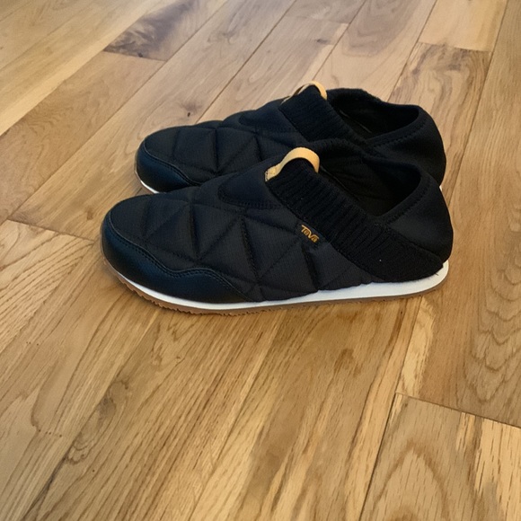 Teva shoes - Picture 3 of 7